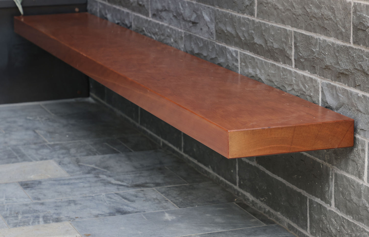 Floating bench seat